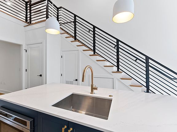5th image of 615 Daniels St #111