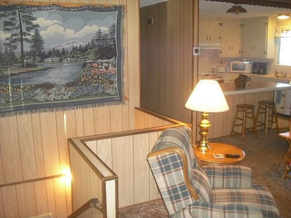 good size kitchen with breakfast bar