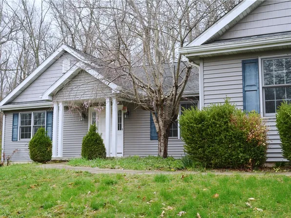 106 Oakbrook Ln, Marshall, IL 62441