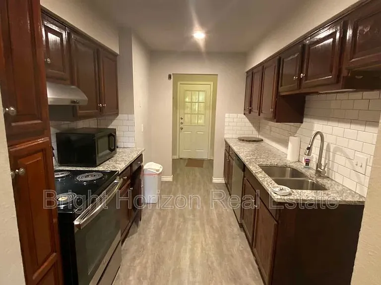 1017 Mullins St — Photo 11
