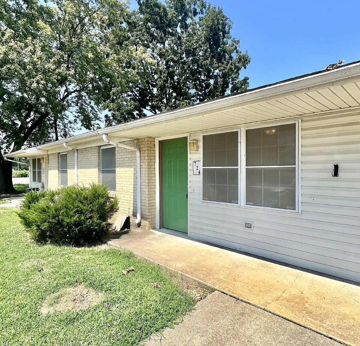 Charming 2-Bedroom Home with Utilities Included Pet-Friendly Charleston Living! — Photo 2