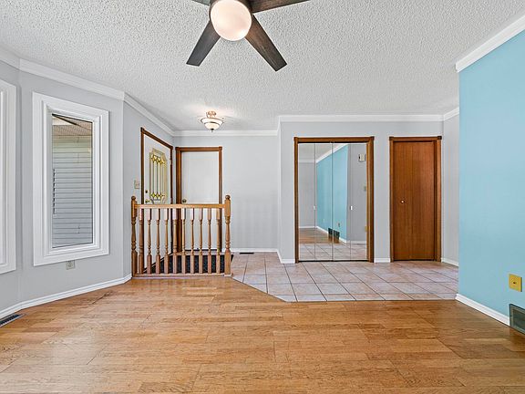 5th image of 32 Danforth Cres