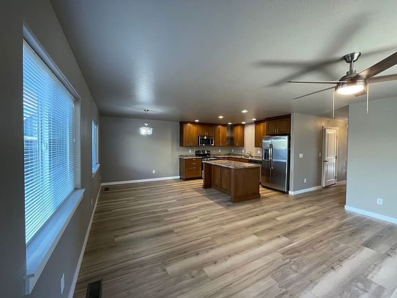 5th image of 340 Everett Way