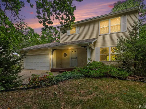 8565 Hamburg Rd, Brighton, MI 48116