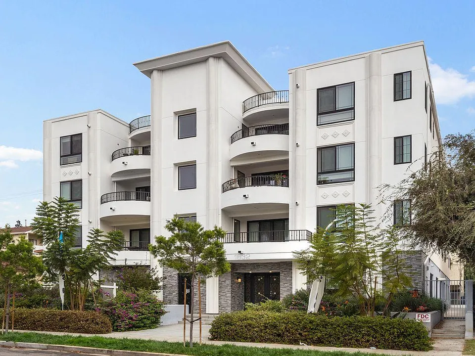 1832 S Barrington Ave #203