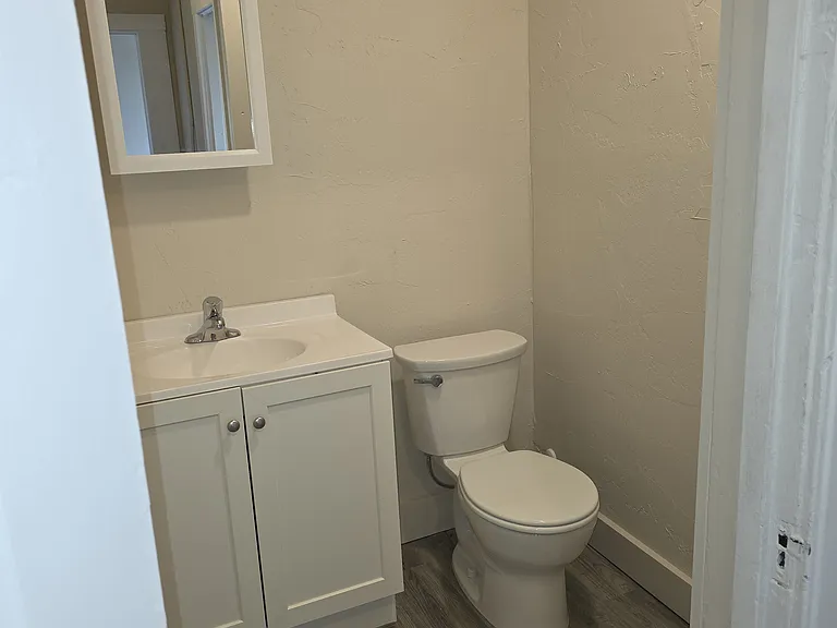 501 W 4th St #B — Photo 8