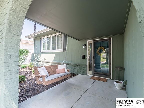 2nd image of 816 Crest Dr