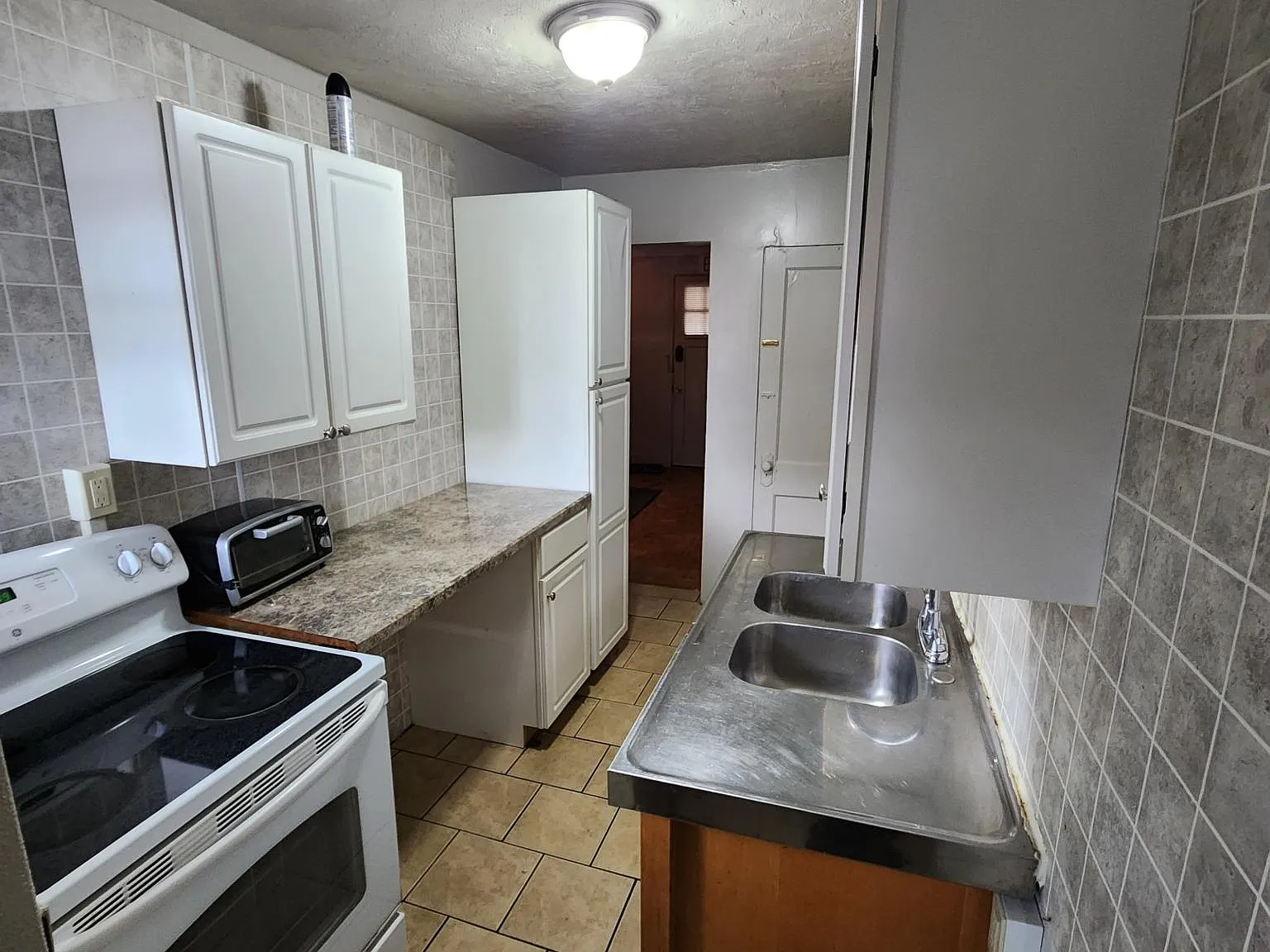 3 bed, 1018 sqft, $2,100 — Photo 3