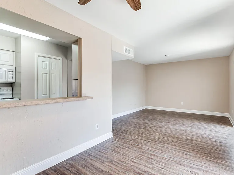 Chateau Apartments — Photo 10