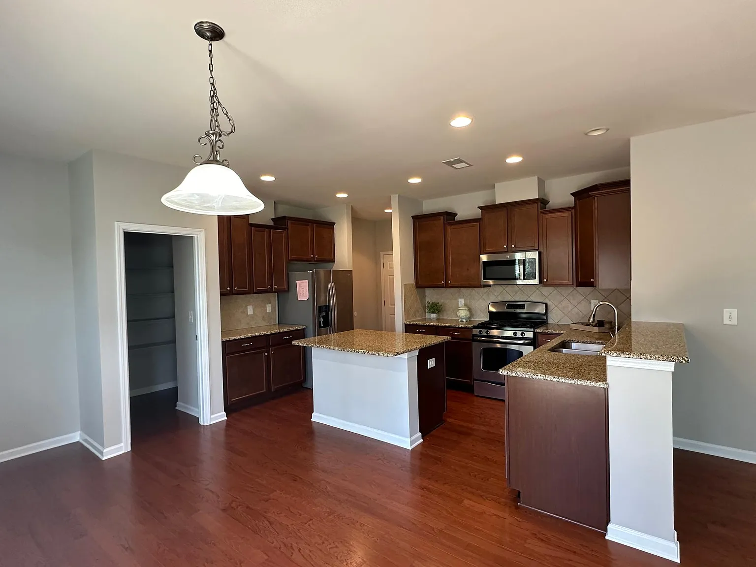 4 bed, 2.5 bath, 2670 sqft, $2,550 — Photo 3