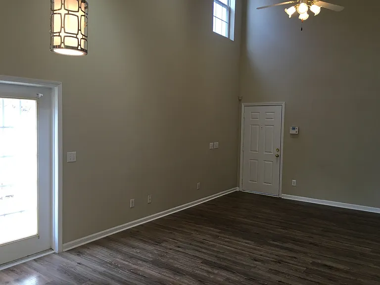 404 Commons Dr — Photo 8