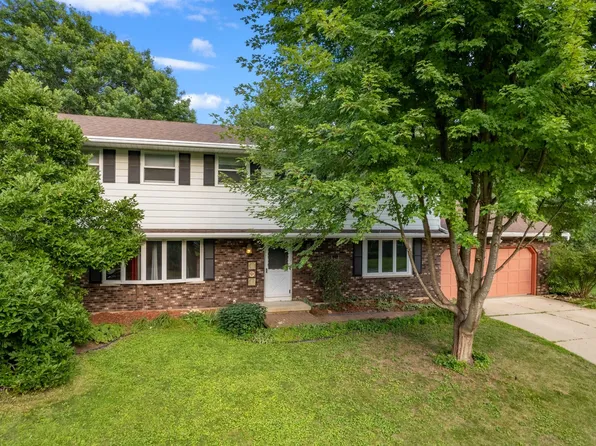 571 S Hillcrest Dr, Verona, WI 53593