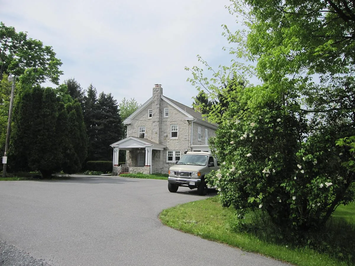 3 bed, 1.5 bath, 2100 sqft, $2,000 — Photo 4