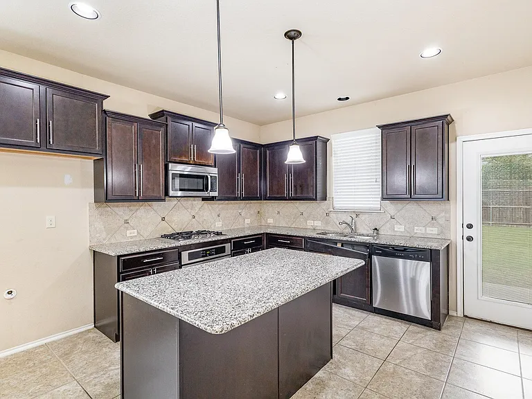 208 Whitman Dr — Photo 8