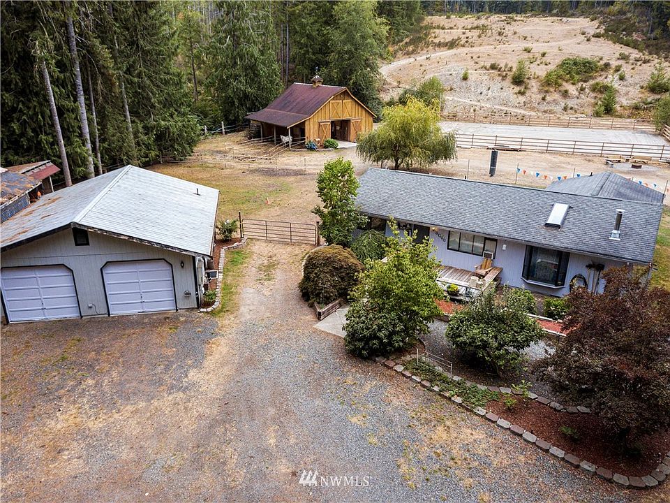  W O W! Looking to board, or train horses? Perhaps give lessons?? Here the ideal place, equipped and ready to go!