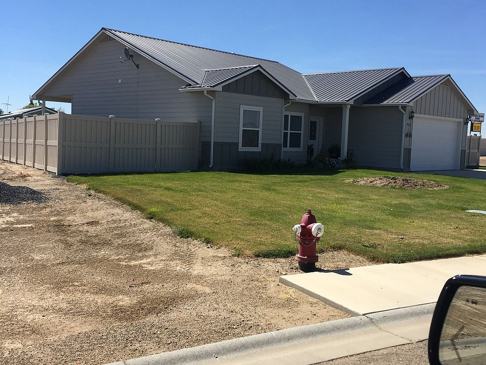 2nd image of 913 Redwood Ct