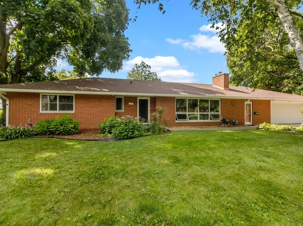 430 Laurel Ave, Woodstock, IL 60098