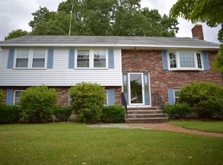 2 Oak Knoll Dr, Woburn, MA 01801