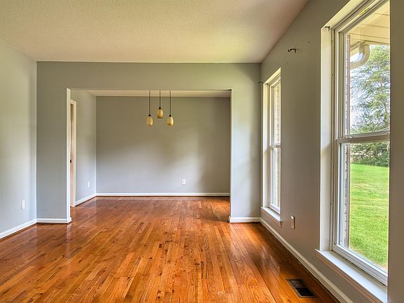 3rd image of 118 Karen Ct