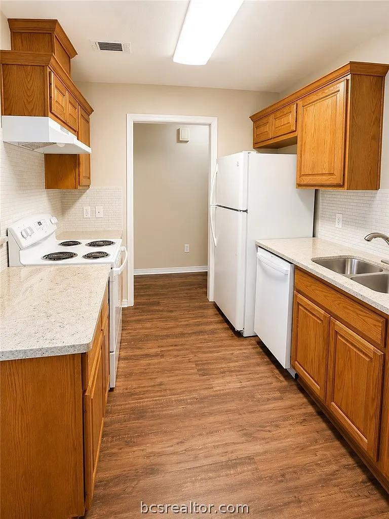 3 bed, 1061 sqft, $1,600 — Photo 3