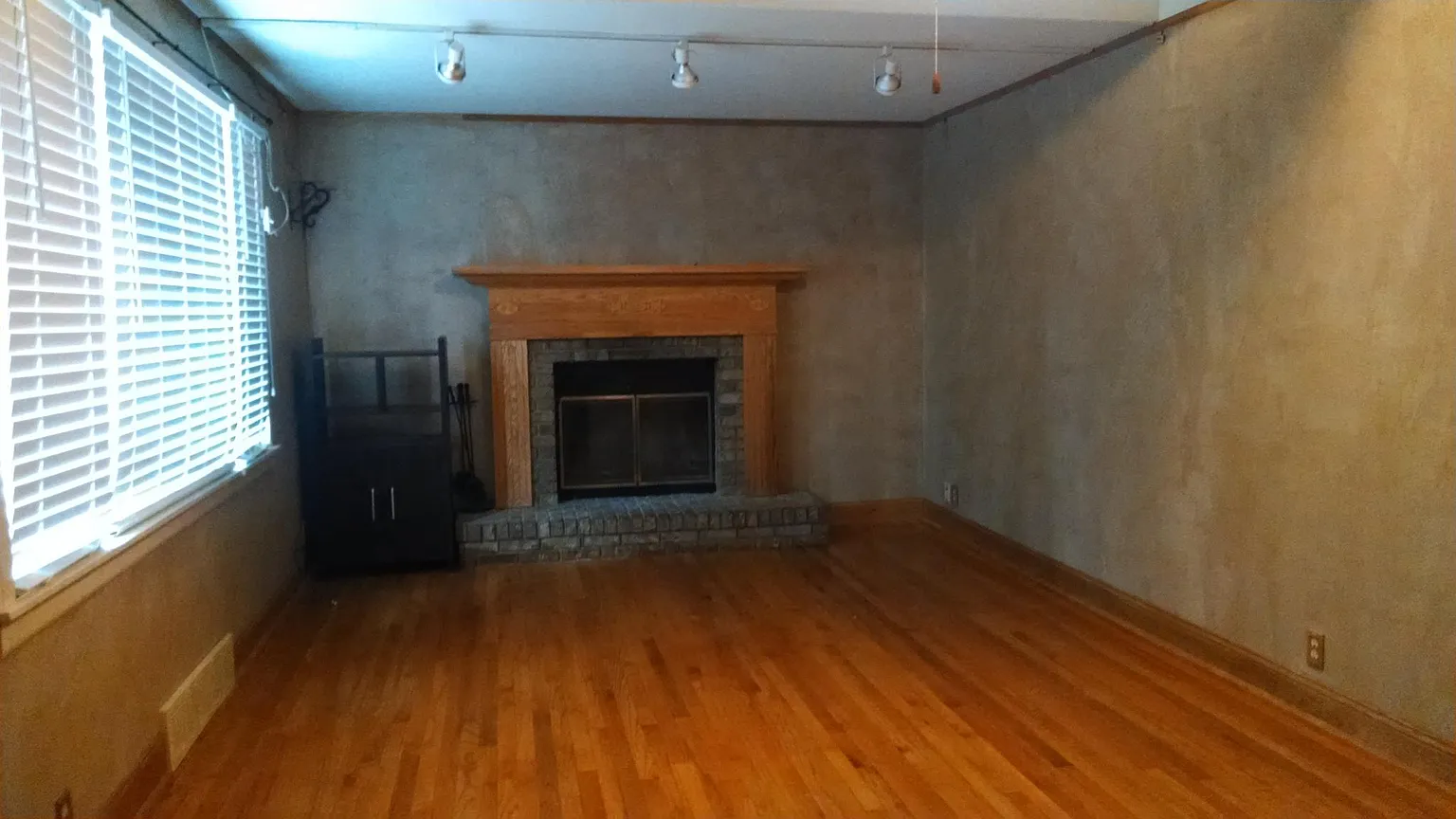 300 Edwards Dr photo 1