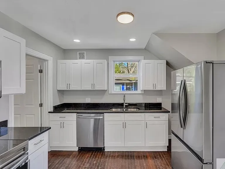 824 E 39th St — Photo 3