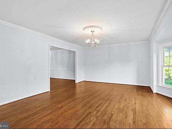4th image of 25 Whittingham Cir