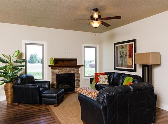 2nd image of 350 NW Autumn Crest Dr