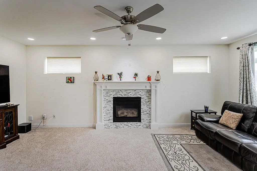 4 bed, 3.5 bath, 2313 sqft, $3,400 — Photo 3