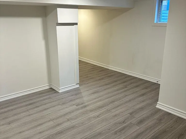 9 Roycrest Ave #ROOM — Photo 25
