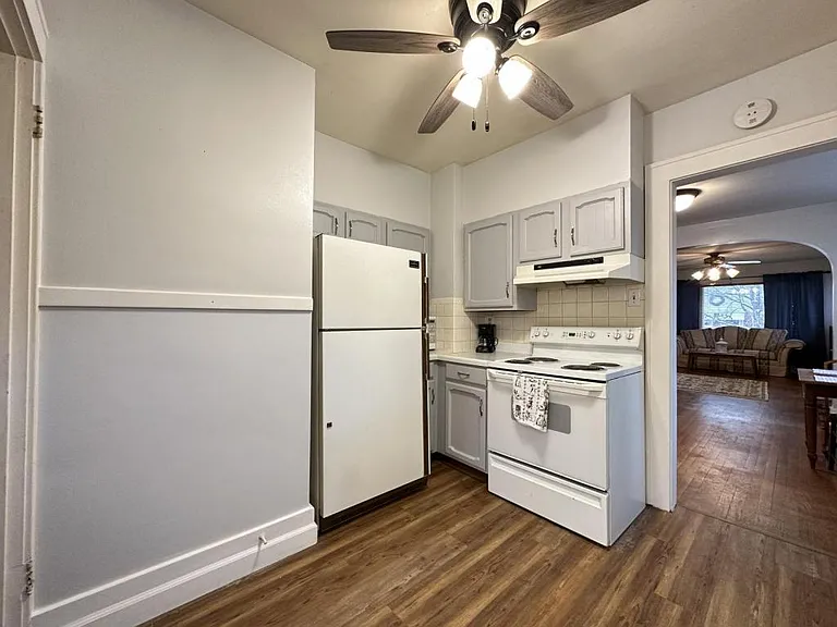 1020 Florence Ave — Photo 9