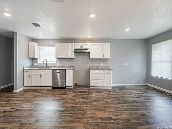 4th image of 102 ELMO AVE