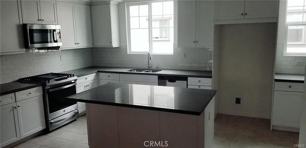4 bed, 3.5 bath, 1834 sqft, $4,700 — Photo 3