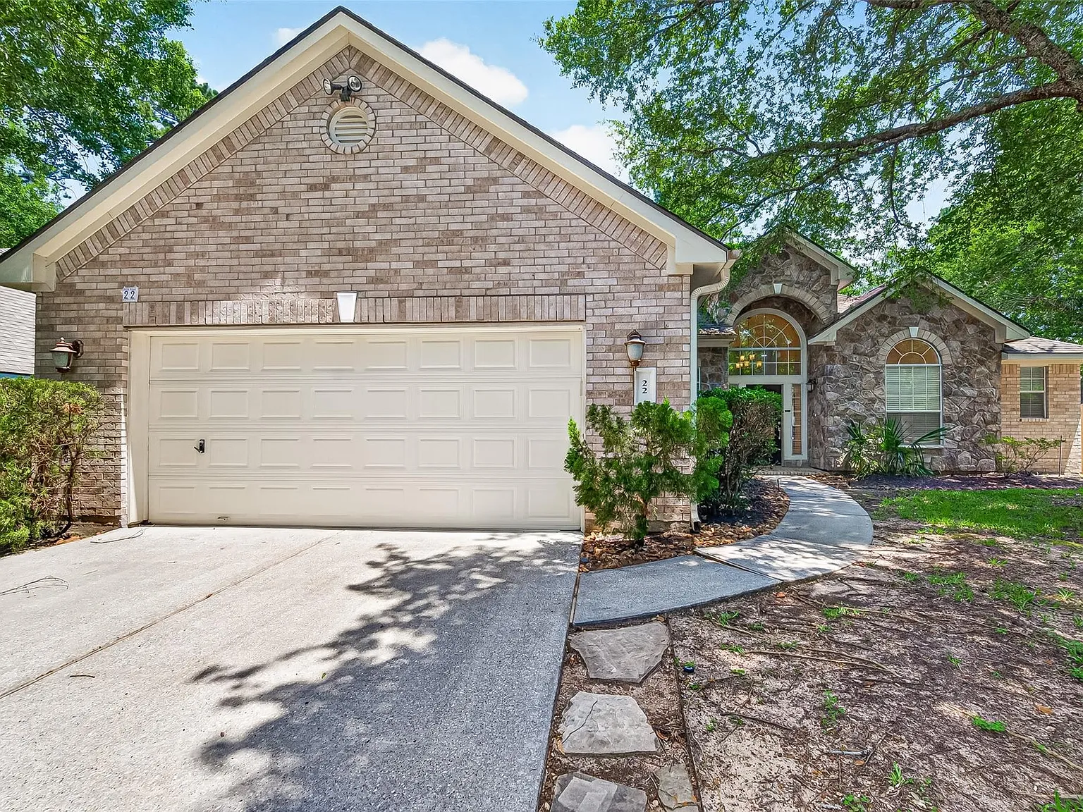 3 bed, 2.0 bath, 2624 sqft, $3,300 — Photo 2