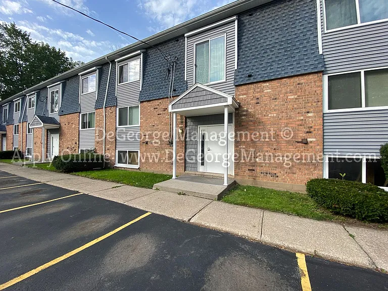 Woodside Court Apartments — Photo 11