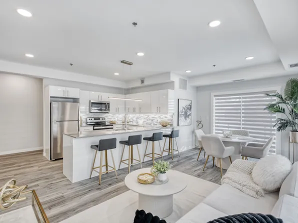 1033 Autumnwood Dr #502, Winnipeg, MB R2J 4M6