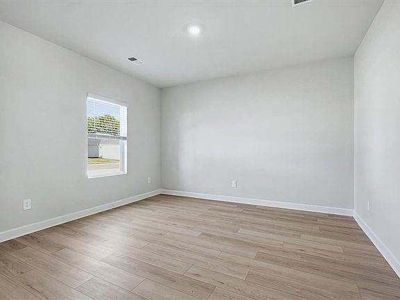 4th image of 1020 Southwell Dr