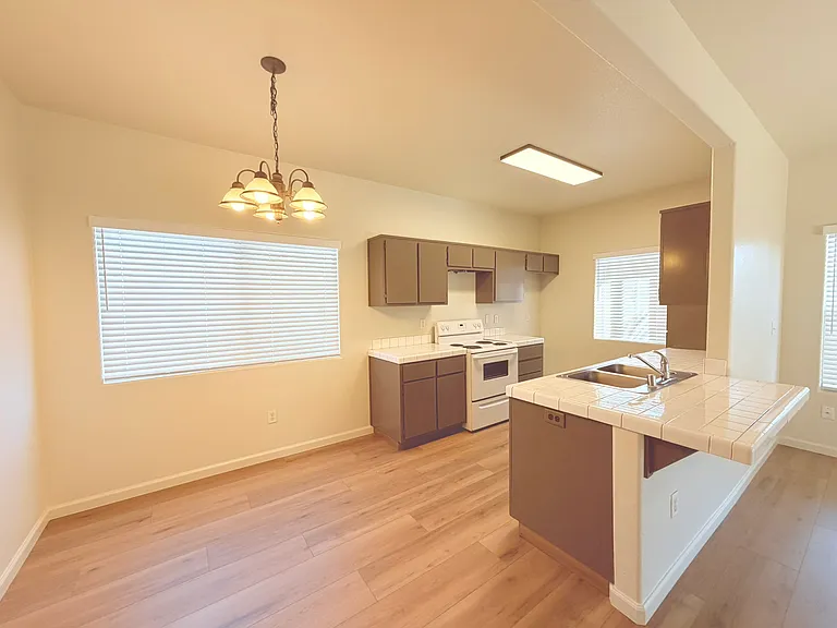 1249 W Spruce Ave — Photo 3