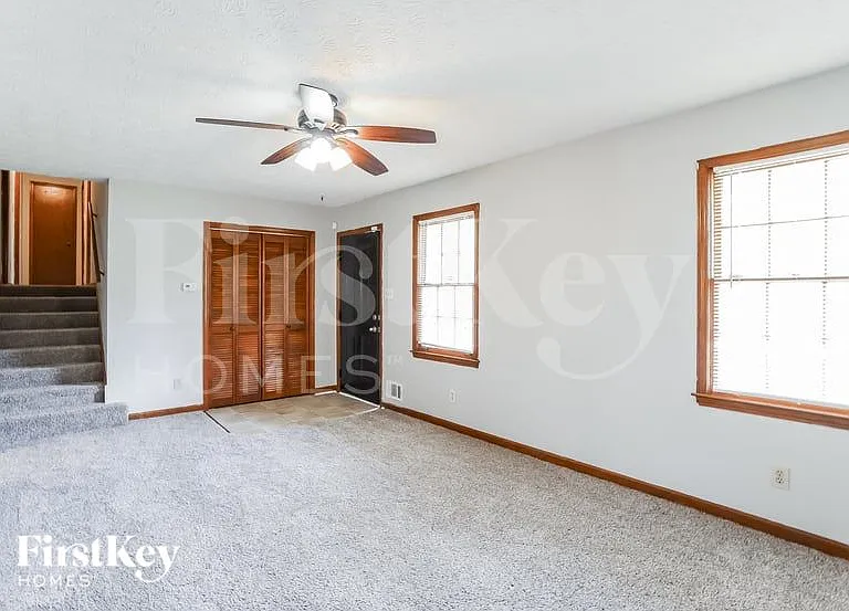 240 Summerwood Ln — Photo 2