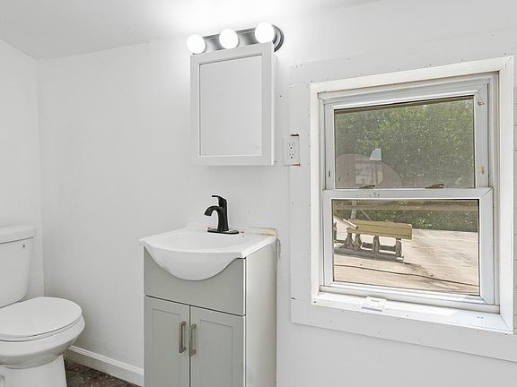 3rd image of 98 Hanover St #6