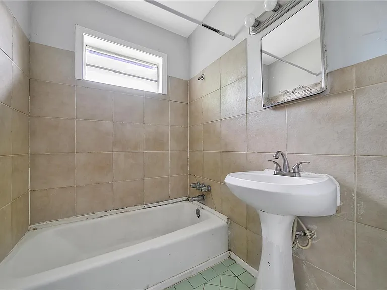 2315 Kabee St — Photo 9