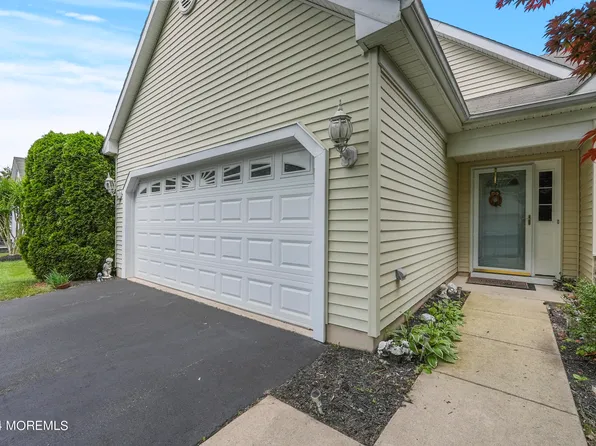 16 Sandhurst Road, Lakewood, NJ 08701
