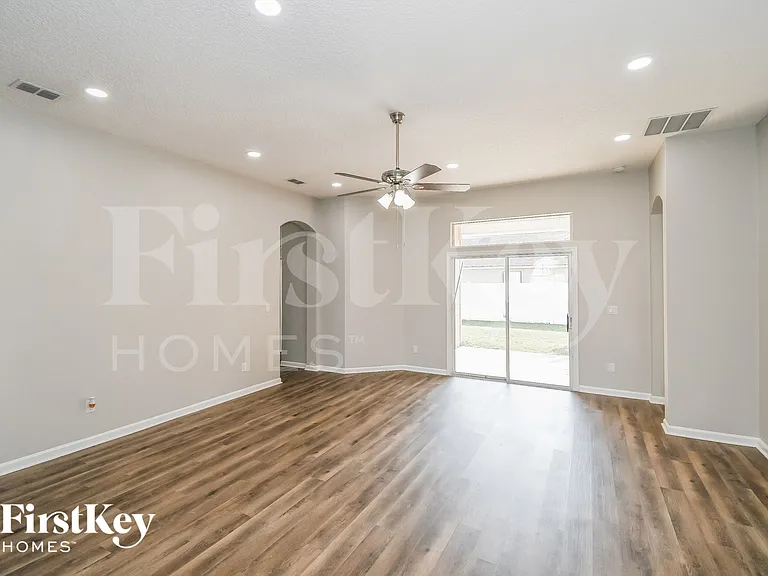 2402 Bentshire Dr — Photo 5