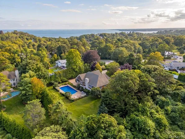 10 Peconic View Court, Southampton, NY 11968