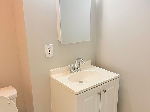 5th image of 78 Grove St APT 1S