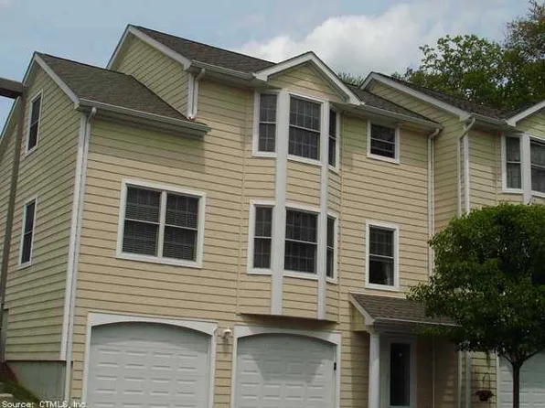 31 Parkwoods Dr, Norwich, CT 06360