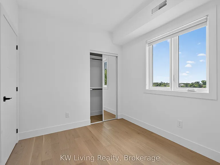 484 Westmount Ave — Photo 22
