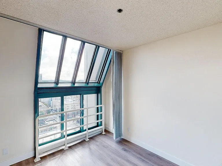 Trinity Towers Apartments — Photo 31