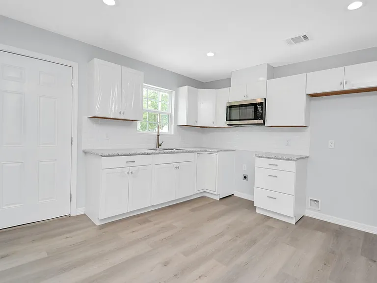 8595 Parkway Dr #B — Photo 7