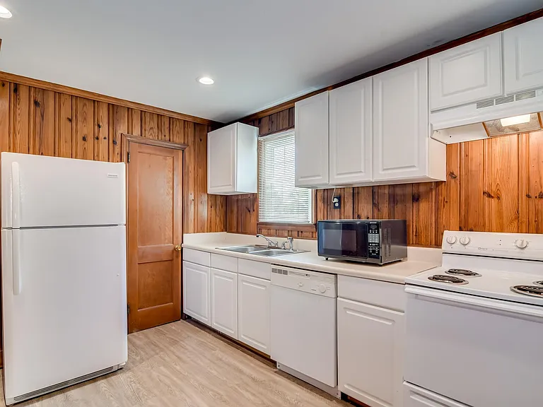 709 Hickman Rd — Photo 5